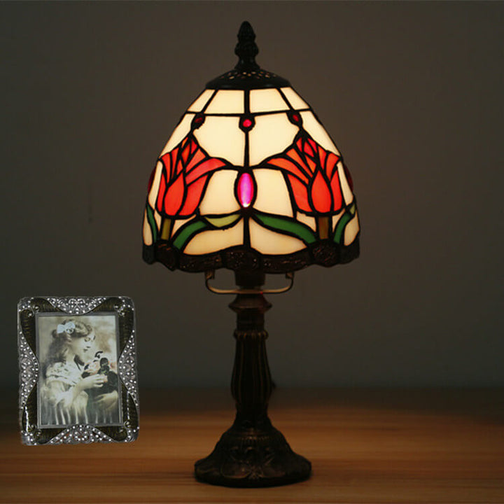 Lámpara de mesa Tiffany tradicional redonda de aleación y vidrio con pantalla cónica tipo domo de 1 luz para dormitorio 