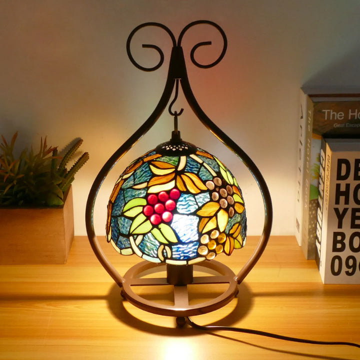 Tiffany-Tischlampe im traditionellen europäischen Stil mit herzförmigem Buntglas und Eisen, 1-flammig, für das Schlafzimmer 