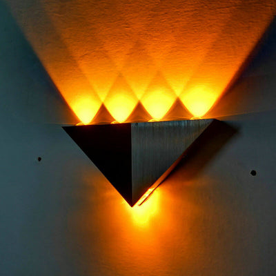 مصباح حائط LED بتصميم هرمي مثلثي استريو من الألمنيوم الأكريليكي العصري المبتكر 