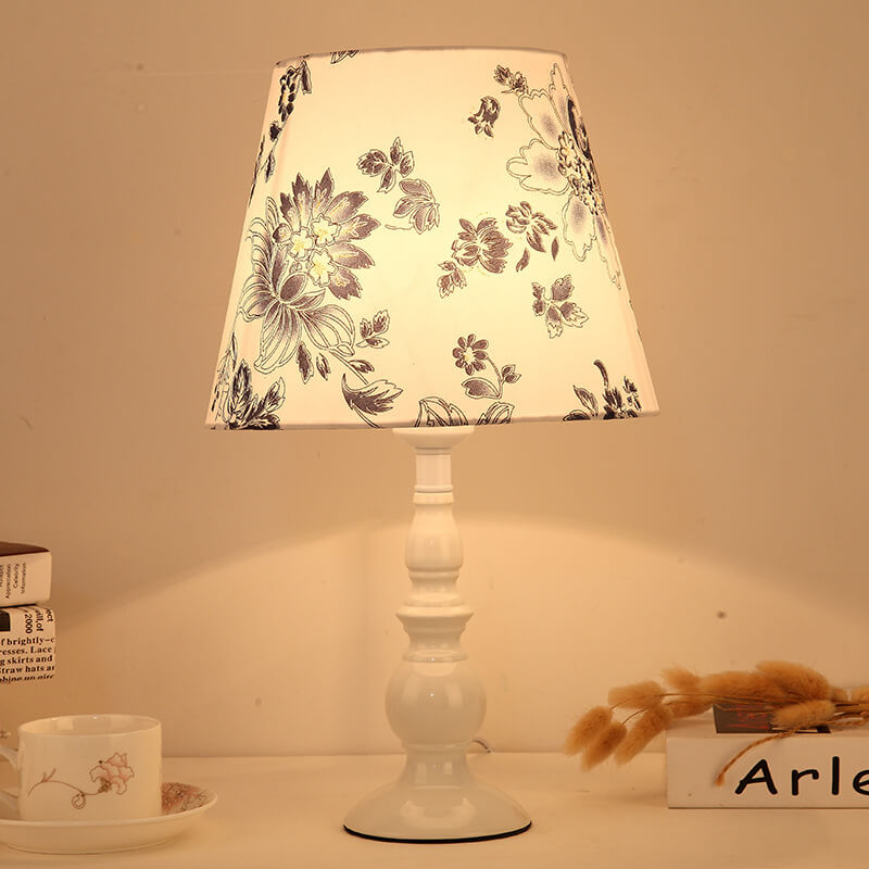 Moderner einfacher Blumenstoff Eisenvasensockel 1-Licht Tischlampe 