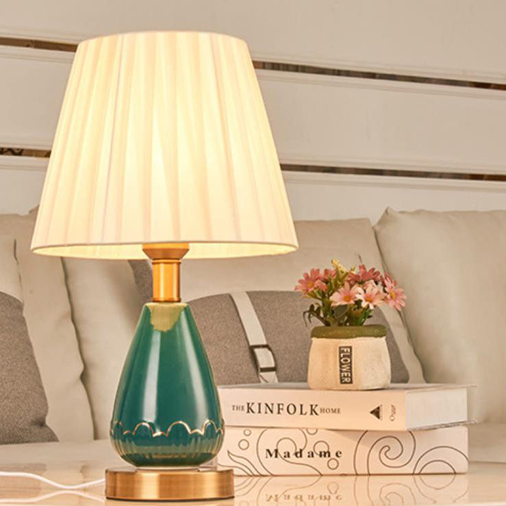 Traditionelle 1-flammige Tischlampe mit konischem Stoffschirm, Metallgestell und Keramiksockel für Wohnzimmer &amp; Schlafzimmer 