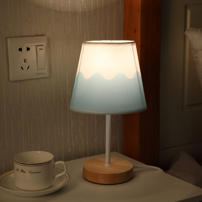 Lámpara de mesa LED cónica de tela y madera maciza estilo nórdico contemporáneo para salón y dormitorio 