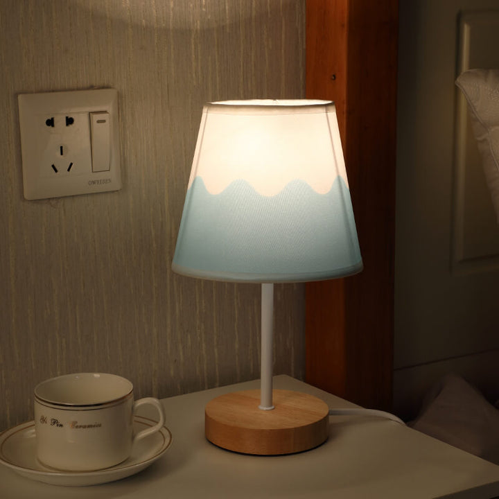 Lámpara de mesa LED cónica de tela y madera maciza estilo nórdico contemporáneo para salón y dormitorio 