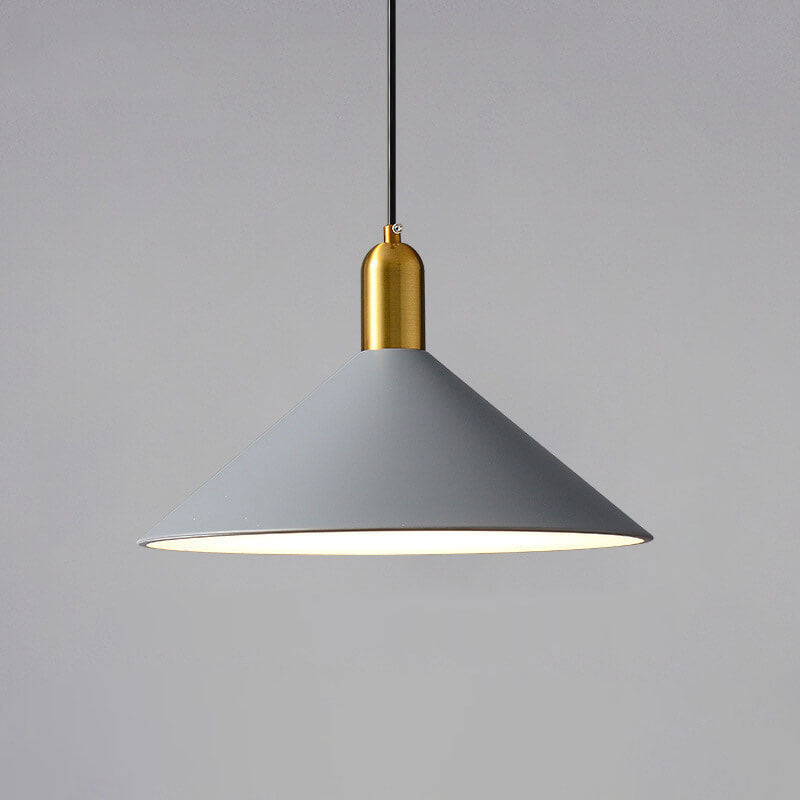 Moderne minimalistische Pendelleuchte aus Eisen mit dreieckigem Kegelschirm, 1-flammig, für das Wohnzimmer 