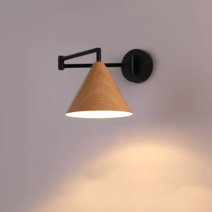Moderne nordische 1-flammige Wandleuchte mit schwenkbarem Arm aus Eisen in Holzoptik in Kegelform fürs Schlafzimmer 