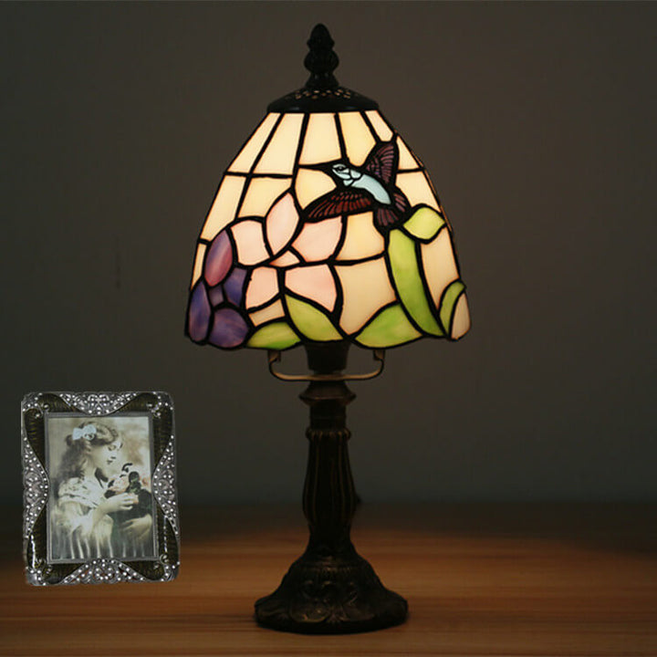 Lámpara de mesa Tiffany tradicional redonda de aleación y vidrio con pantalla cónica tipo domo de 1 luz para dormitorio 