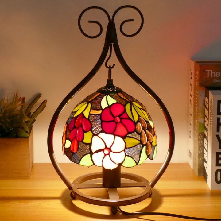 Tiffany-Tischlampe im traditionellen europäischen Stil mit herzförmigem Buntglas und Eisen, 1-flammig, für das Schlafzimmer 