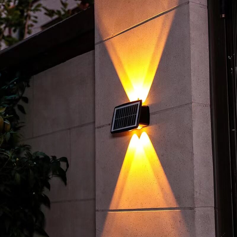 ضوء حائط خارجي بالطاقة الشمسية LED مزدوج الرأس علوي وسفلي مستطيل حديث 
