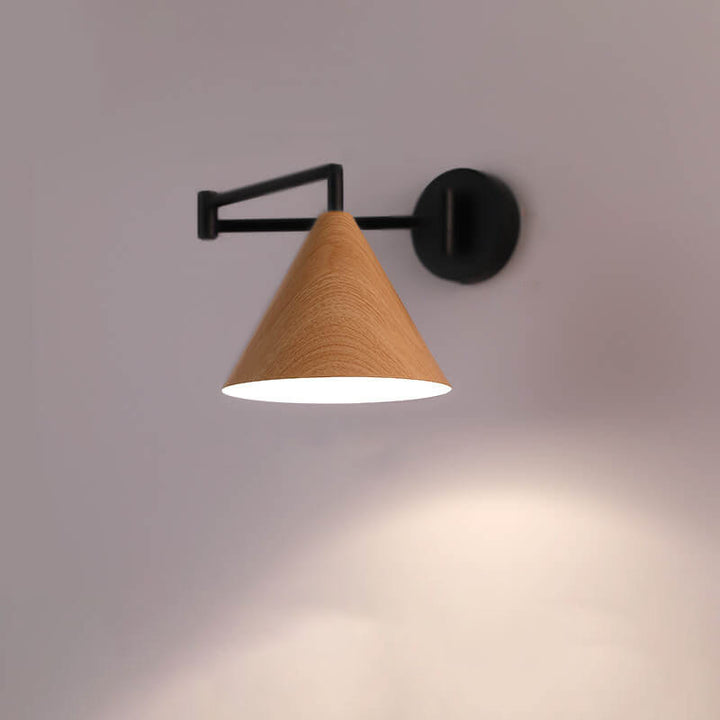 Moderne nordische 1-flammige Wandleuchte mit schwenkbarem Arm aus Eisen in Holzoptik in Kegelform fürs Schlafzimmer 