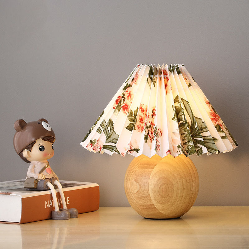 Zeitgenössische skandinavische Tischlampe mit massivem Holzfuß und PVC-Lampenschirm, 1-Licht für Schlafzimmer 
