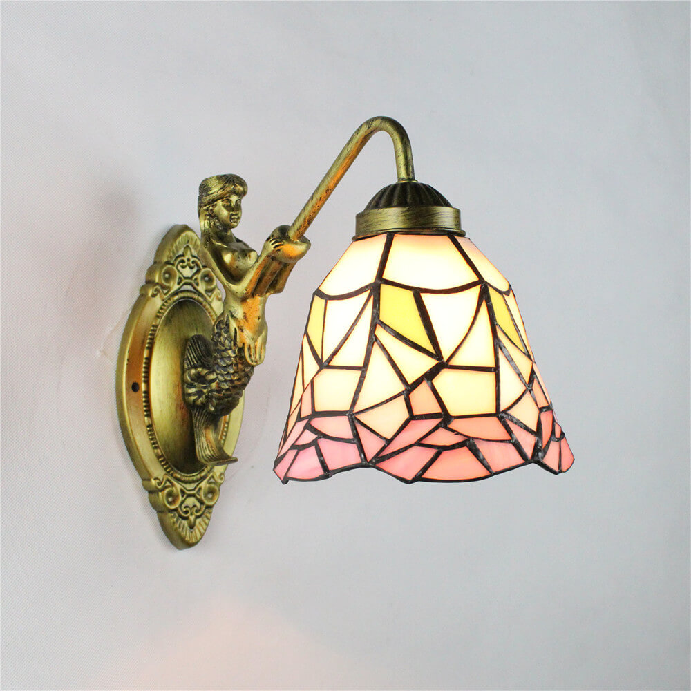 Vintage Tiffany Mediterrane Wandlampe mit einem konischen Buntglas-Licht 