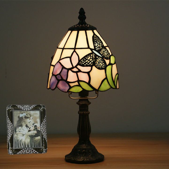 Lámpara de mesa Tiffany tradicional redonda de aleación y vidrio con pantalla cónica tipo domo de 1 luz para dormitorio 