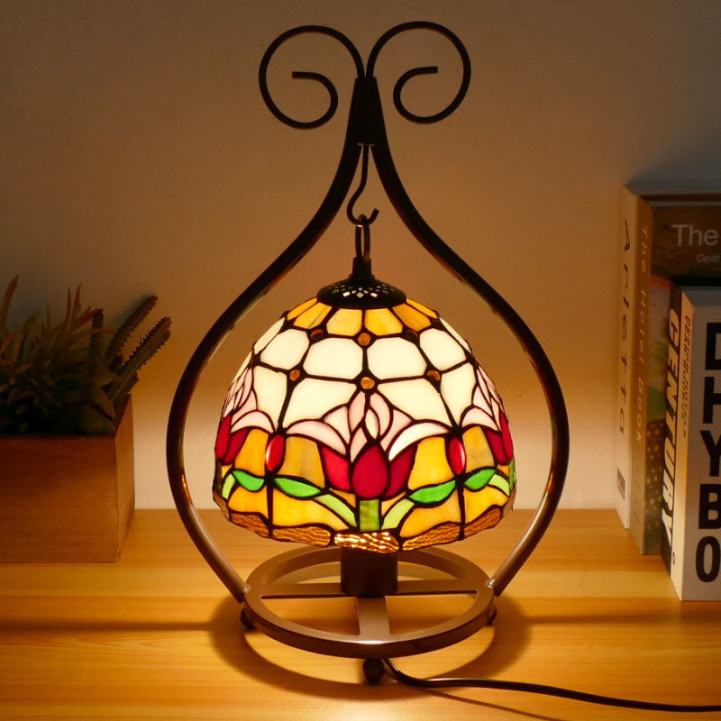 Tiffany-Tischlampe im traditionellen europäischen Stil mit herzförmigem Buntglas und Eisen, 1-flammig, für das Schlafzimmer 