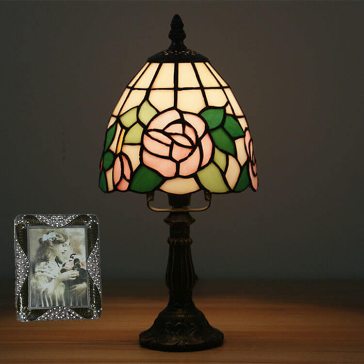 Lámpara de mesa Tiffany tradicional redonda de aleación y vidrio con pantalla cónica tipo domo de 1 luz para dormitorio 
