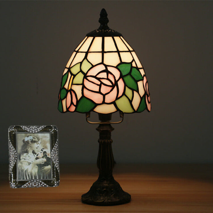 Lámpara de mesa Tiffany tradicional redonda de aleación y vidrio con pantalla cónica tipo domo de 1 luz para dormitorio 