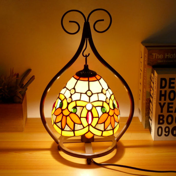 Tiffany-Tischlampe im traditionellen europäischen Stil mit herzförmigem Buntglas und Eisen, 1-flammig, für das Schlafzimmer 