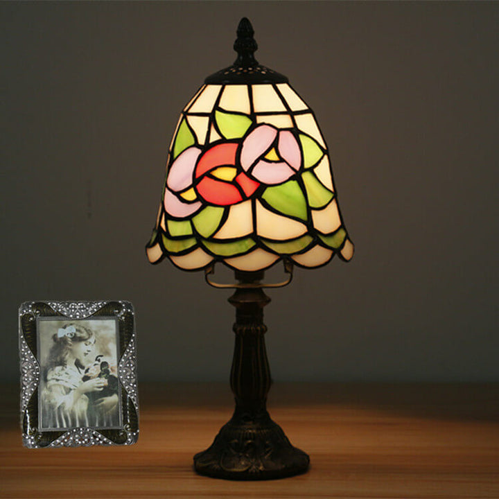Lámpara de mesa Tiffany tradicional redonda de aleación y vidrio con pantalla cónica tipo domo de 1 luz para dormitorio 