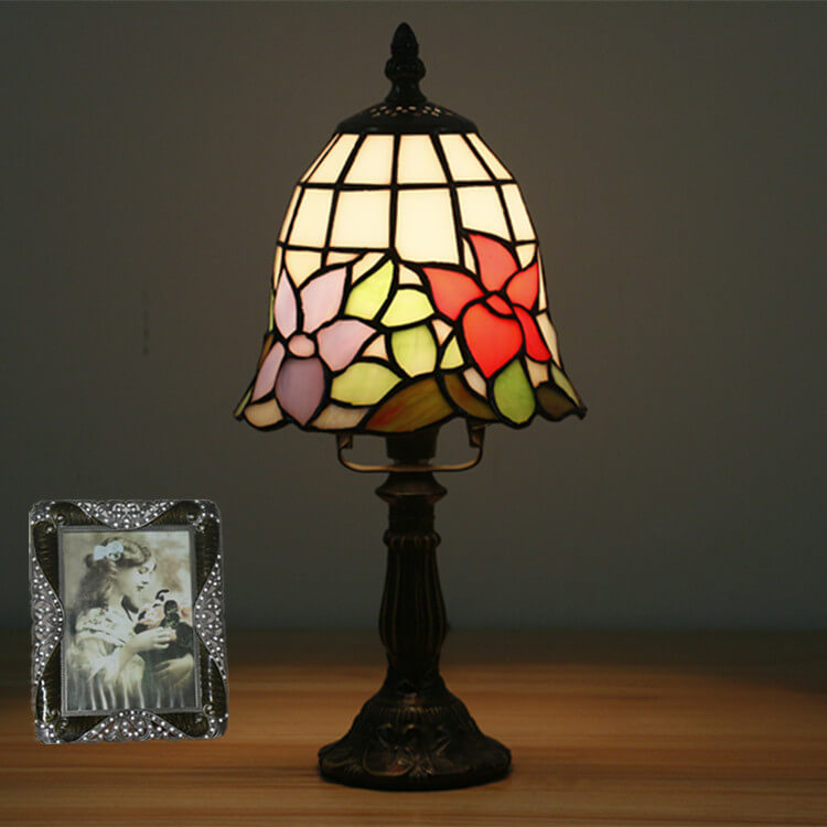 Lámpara de mesa Tiffany tradicional redonda de aleación y vidrio con pantalla cónica tipo domo de 1 luz para dormitorio 