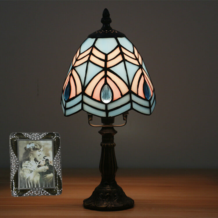 Lámpara de mesa Tiffany tradicional redonda de aleación y vidrio con pantalla cónica tipo domo de 1 luz para dormitorio 