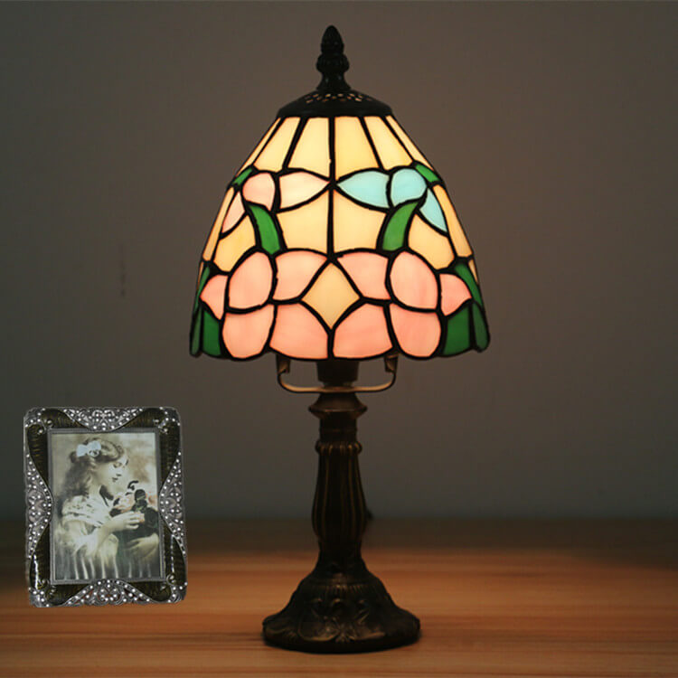 Lámpara de mesa Tiffany tradicional redonda de aleación y vidrio con pantalla cónica tipo domo de 1 luz para dormitorio 