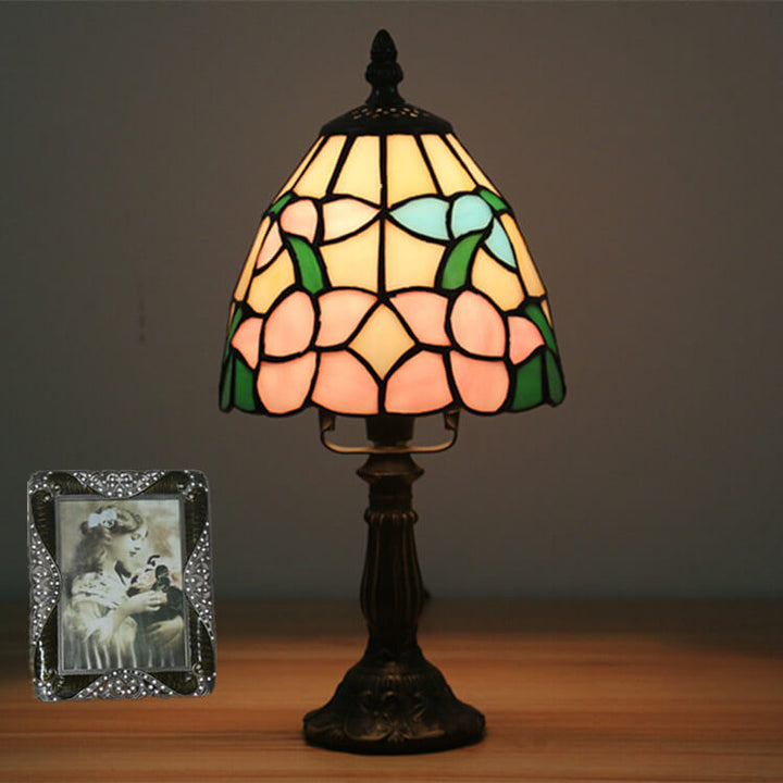 Lámpara de mesa Tiffany tradicional redonda de aleación y vidrio con pantalla cónica tipo domo de 1 luz para dormitorio 