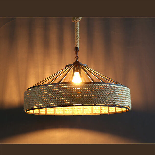 Suspension à un luminaire en dôme avec corde de sisal 