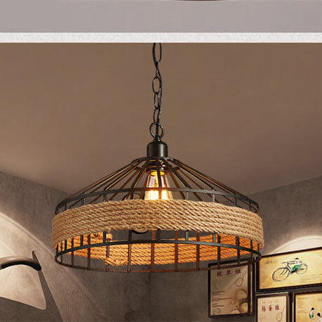 Suspension à un luminaire en dôme avec corde de sisal 